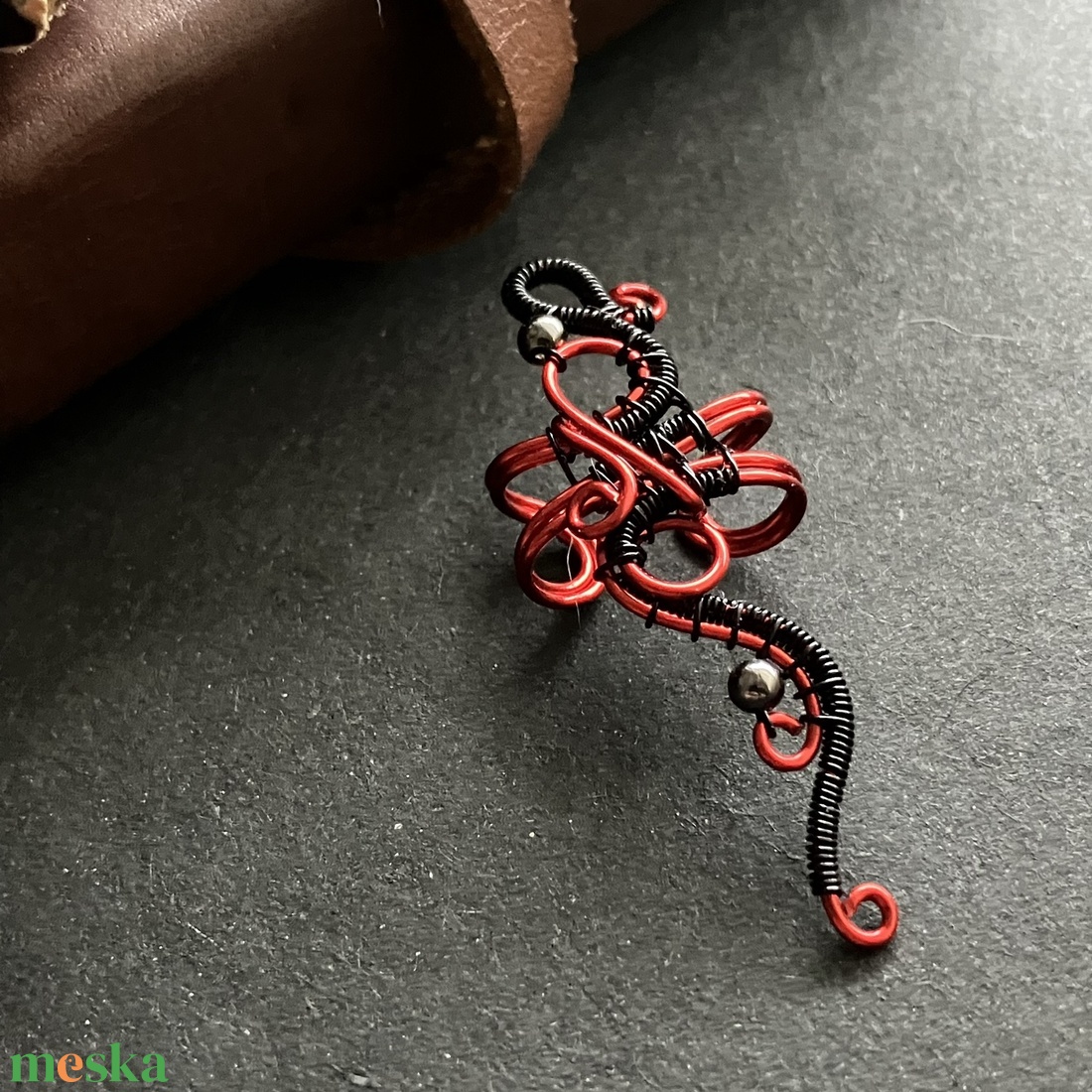 Piros és fekete nagy fülgyűrű - ékszer - fülbevaló - fülgyűrű - Meska.hu