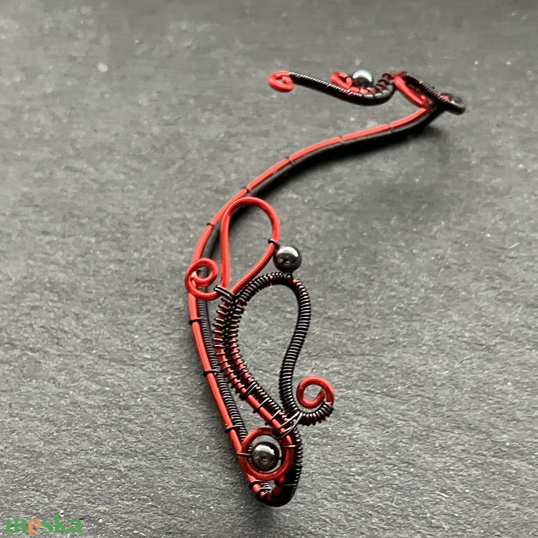 Fekete piros fülékszer - ékszer - fülbevaló - fülékszer - Meska.hu