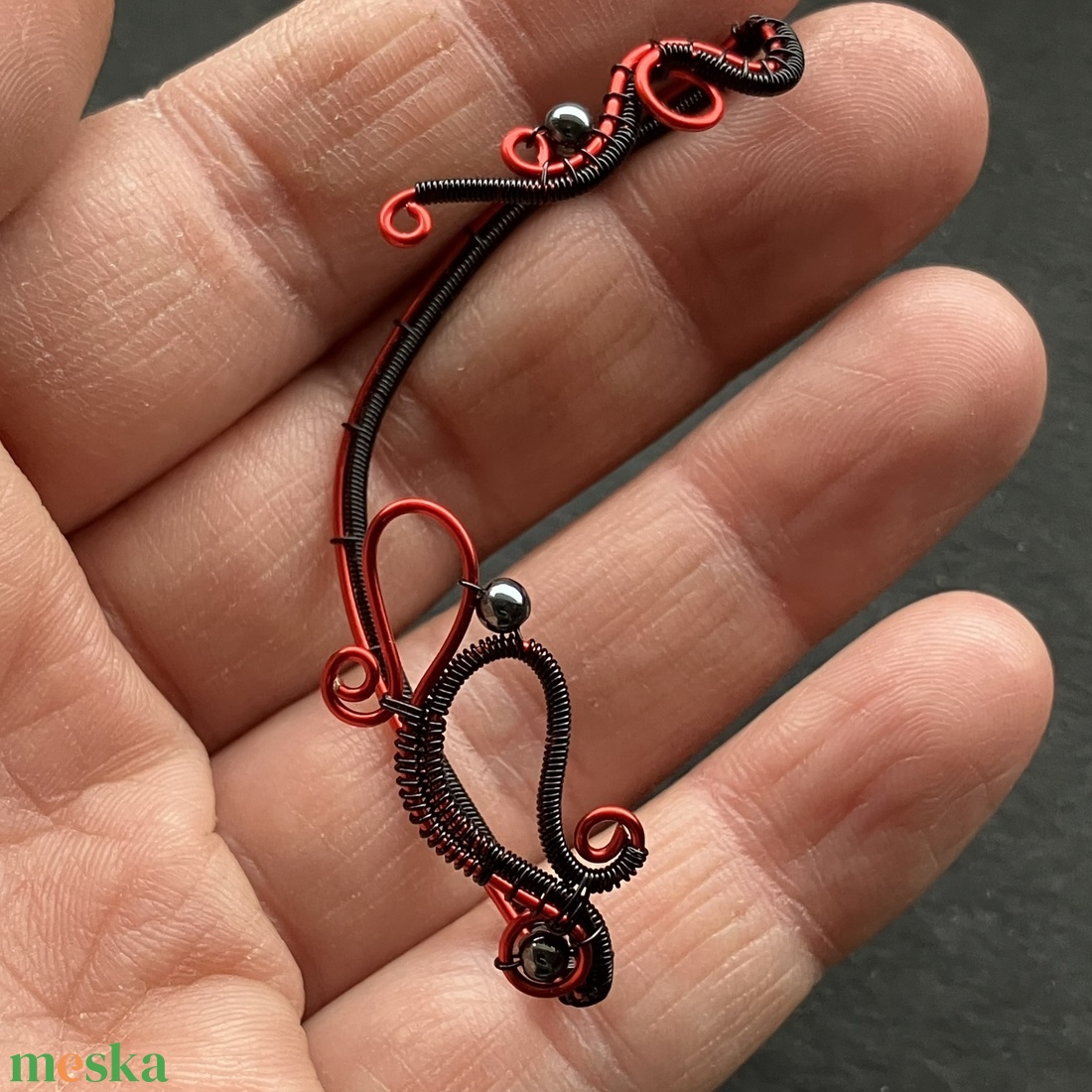 Fekete piros fülékszer - ékszer - fülbevaló - fülékszer - Meska.hu