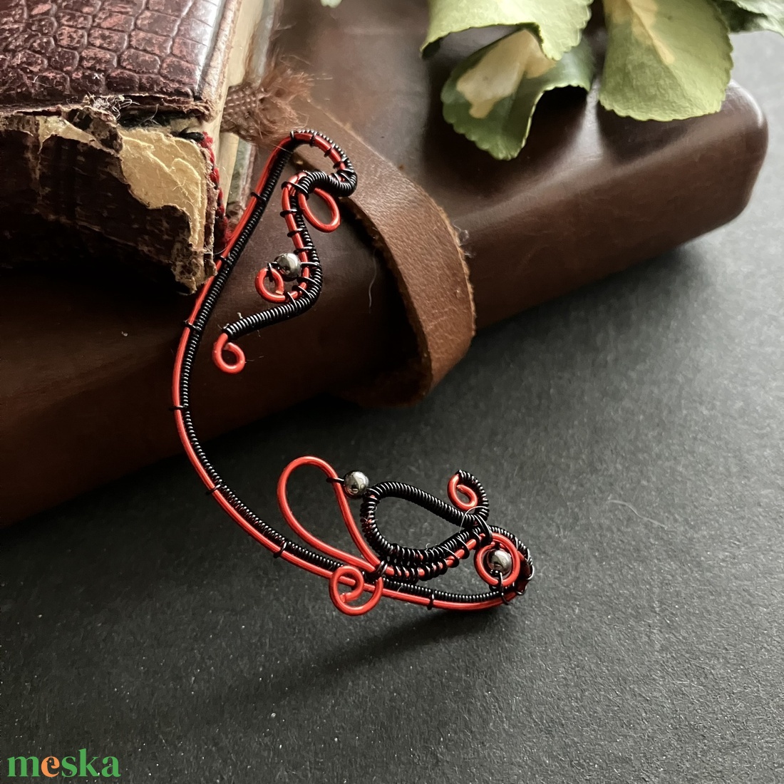 Fekete piros fülékszer - ékszer - fülbevaló - fülékszer - Meska.hu