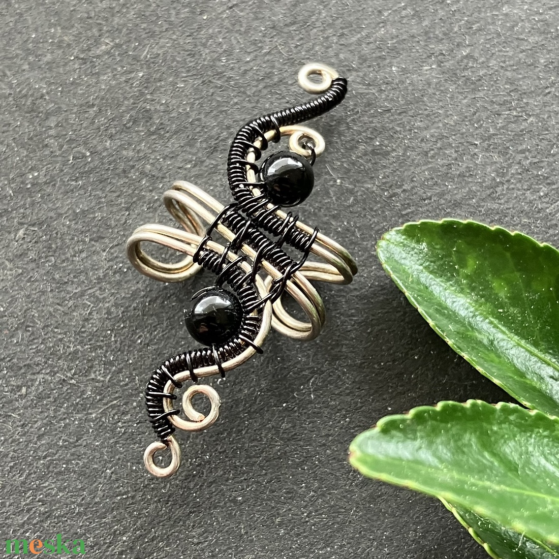 Ezüst és fekete fülgyűrű ónix gyönggyel - ékszer - fülbevaló - fülgyűrű - Meska.hu