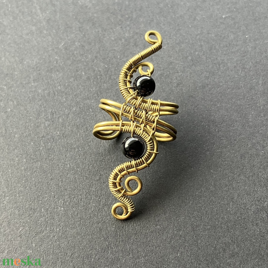 Sárgaréz és ónix fülgyűrű - ékszer - fülbevaló - fülgyűrű - Meska.hu