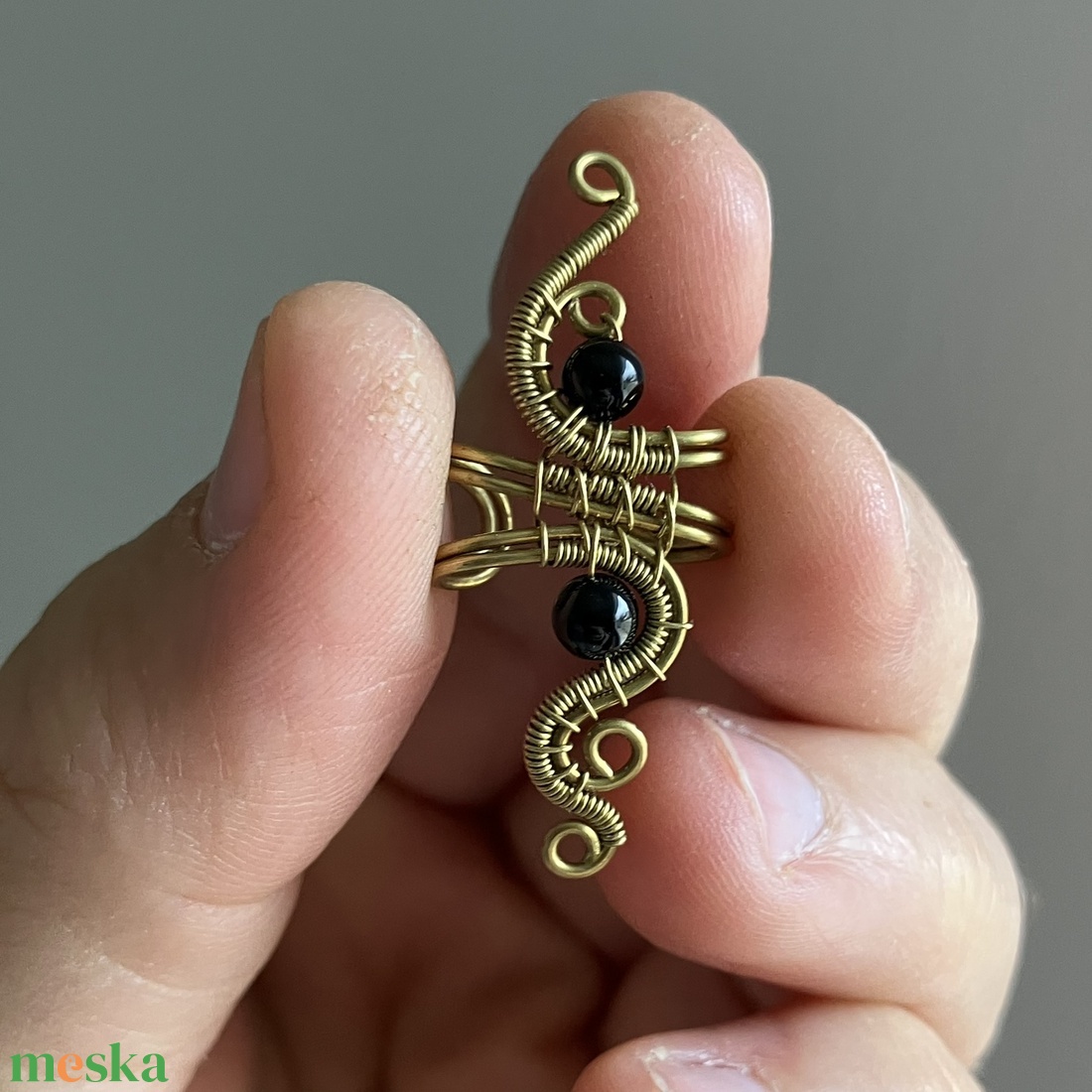 Sárgaréz és ónix fülgyűrű - ékszer - fülbevaló - fülgyűrű - Meska.hu