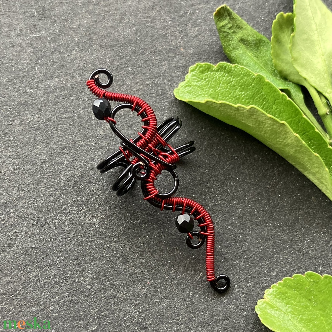 Fekete és piros nagy fülgyűrű - ékszer - fülbevaló - fülgyűrű - Meska.hu