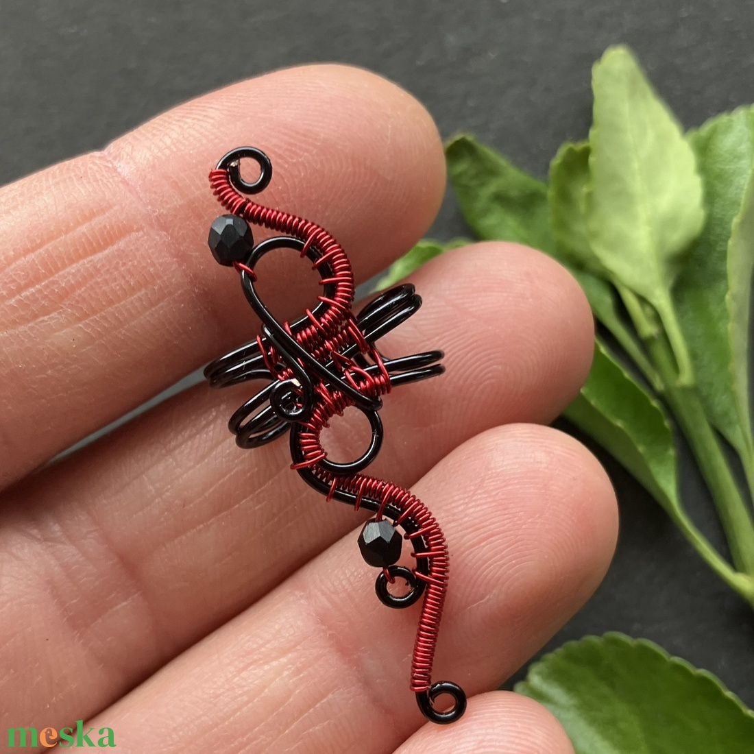 Fekete és piros nagy fülgyűrű - ékszer - fülbevaló - fülgyűrű - Meska.hu