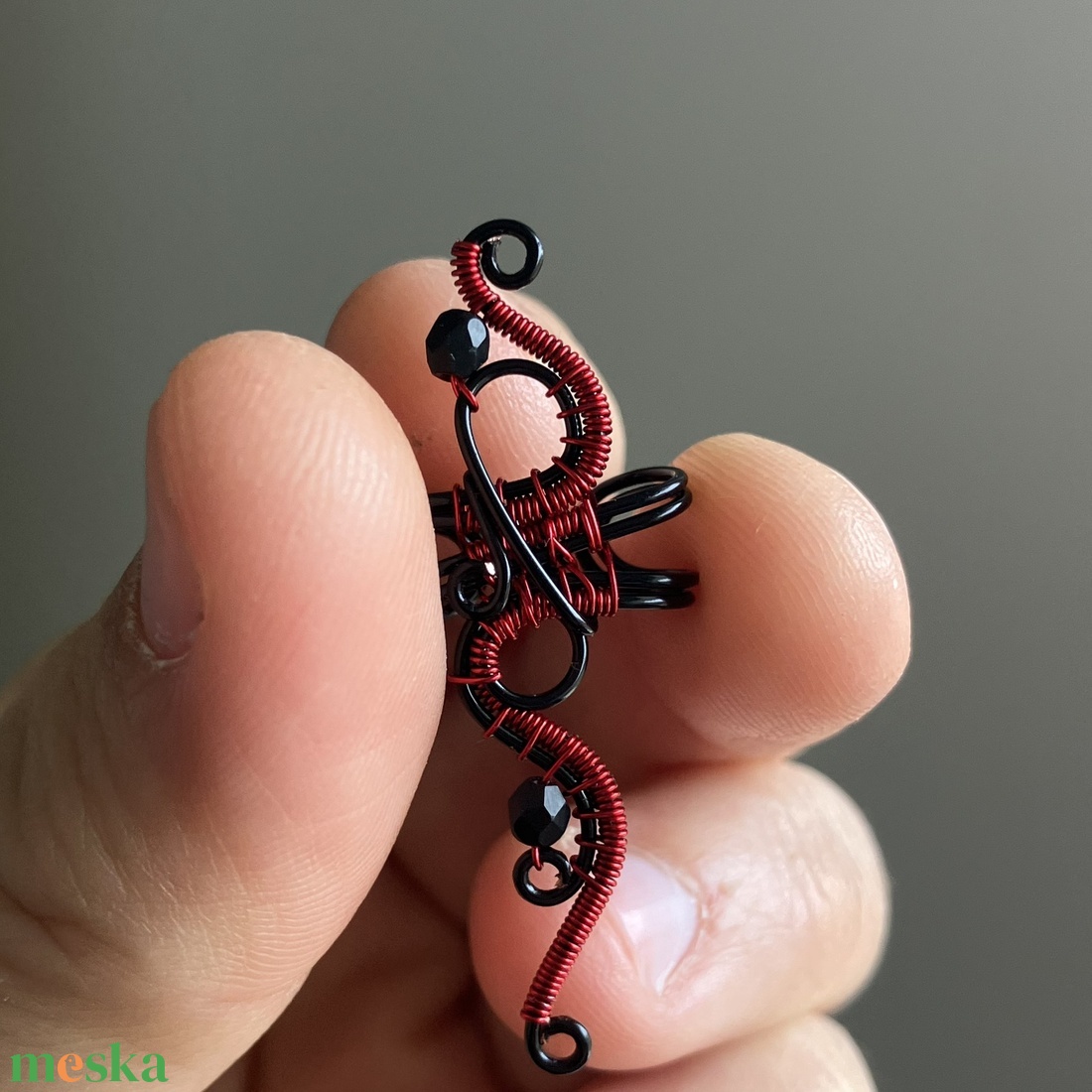 Fekete és piros nagy fülgyűrű - ékszer - fülbevaló - fülgyűrű - Meska.hu