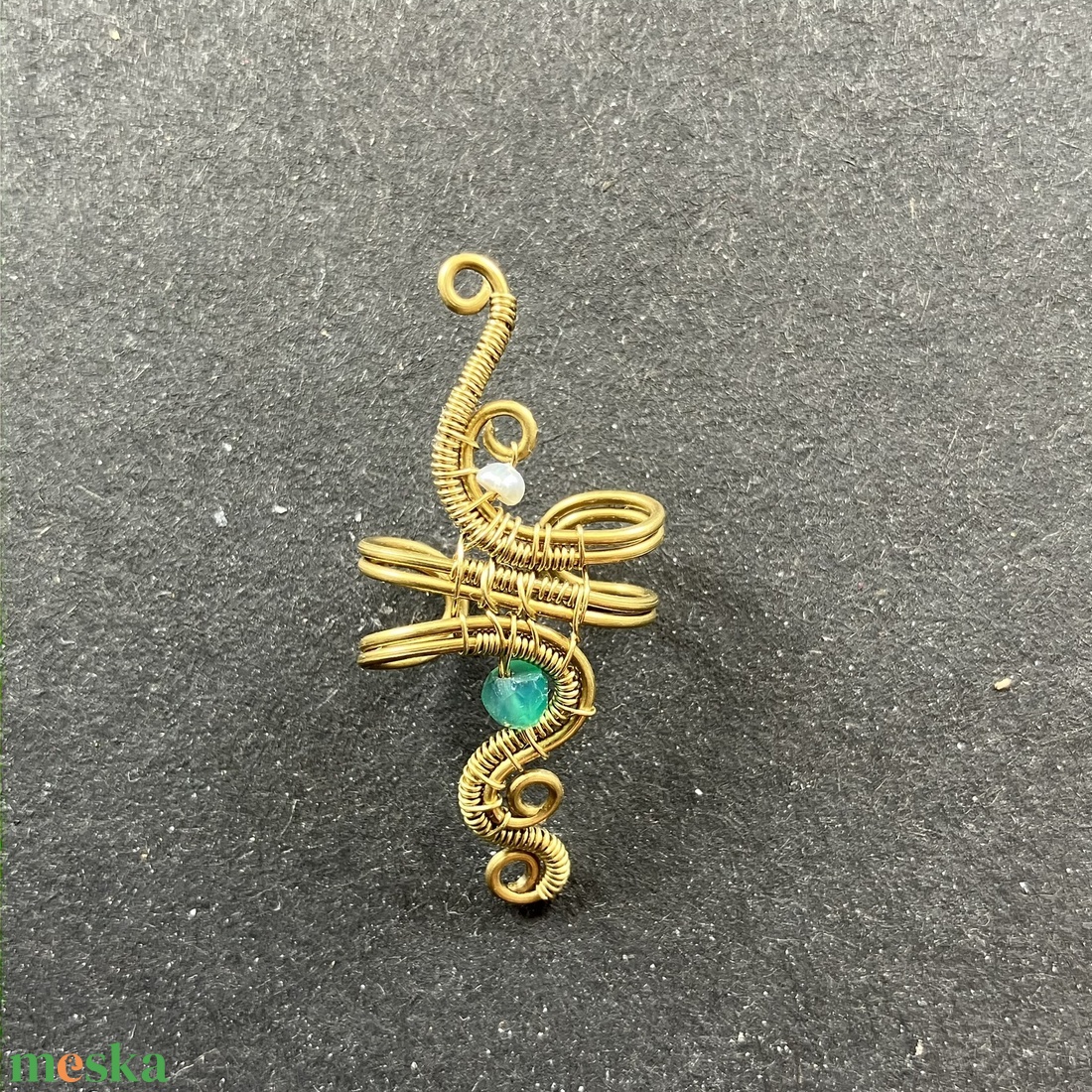 Sárgaréz fülgyűrű gyönggyel és zöld ónixxal - ékszer - fülbevaló - fülgyűrű - Meska.hu