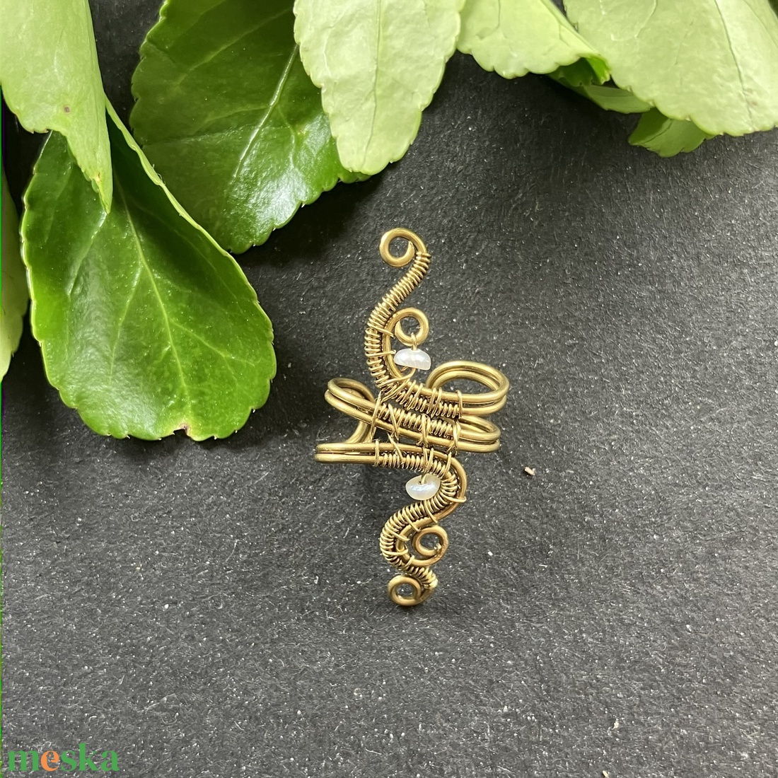 Sárgaréz és gyöngy fülgyűrű - ékszer - fülbevaló - fülgyűrű - Meska.hu