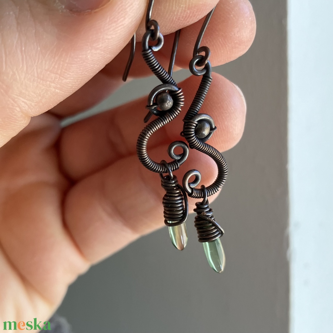 Réz és zöld fülbevaló - ékszer - fülbevaló - lógó fülbevaló - Meska.hu