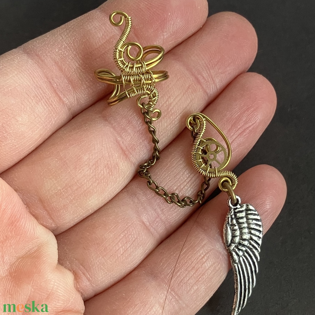 Sárgaréz láncos fülgyűrű szárnnyal - ékszer - fülbevaló - fülgyűrű - Meska.hu