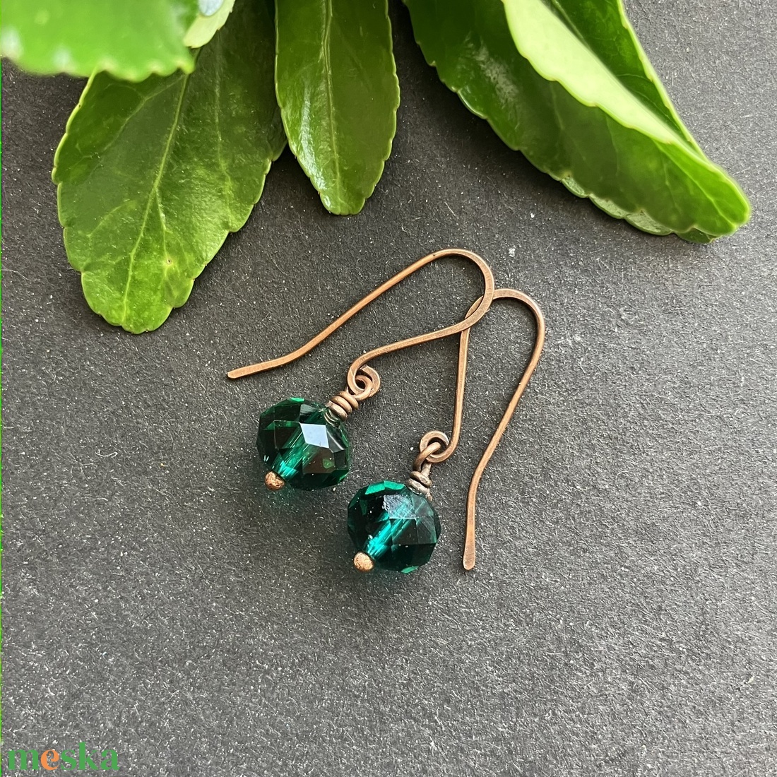 Réz és zöld kicsi fülbevaló - ékszer - fülbevaló - lógó fülbevaló - Meska.hu
