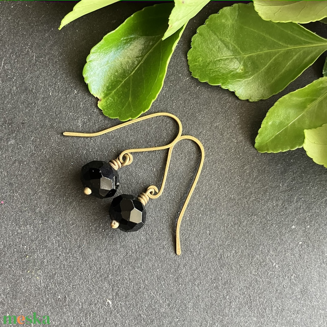 Sárgaréz és fekete fülbevaló - ékszer - fülbevaló - lógó fülbevaló - Meska.hu