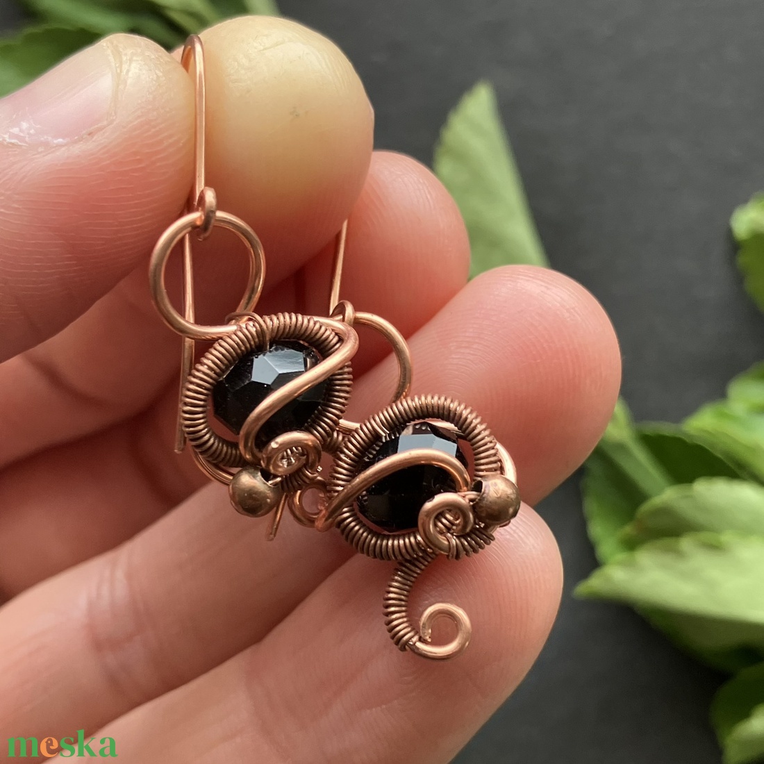 Réz és fekete fülbevaló - ékszer - fülbevaló - lógó fülbevaló - Meska.hu