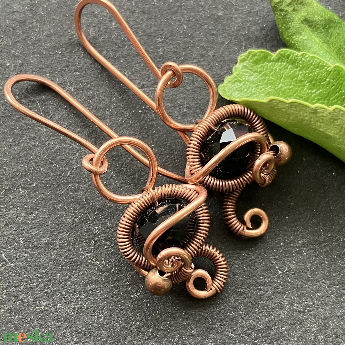 Réz és fekete fülbevaló - ékszer - fülbevaló - lógó fülbevaló - Meska.hu