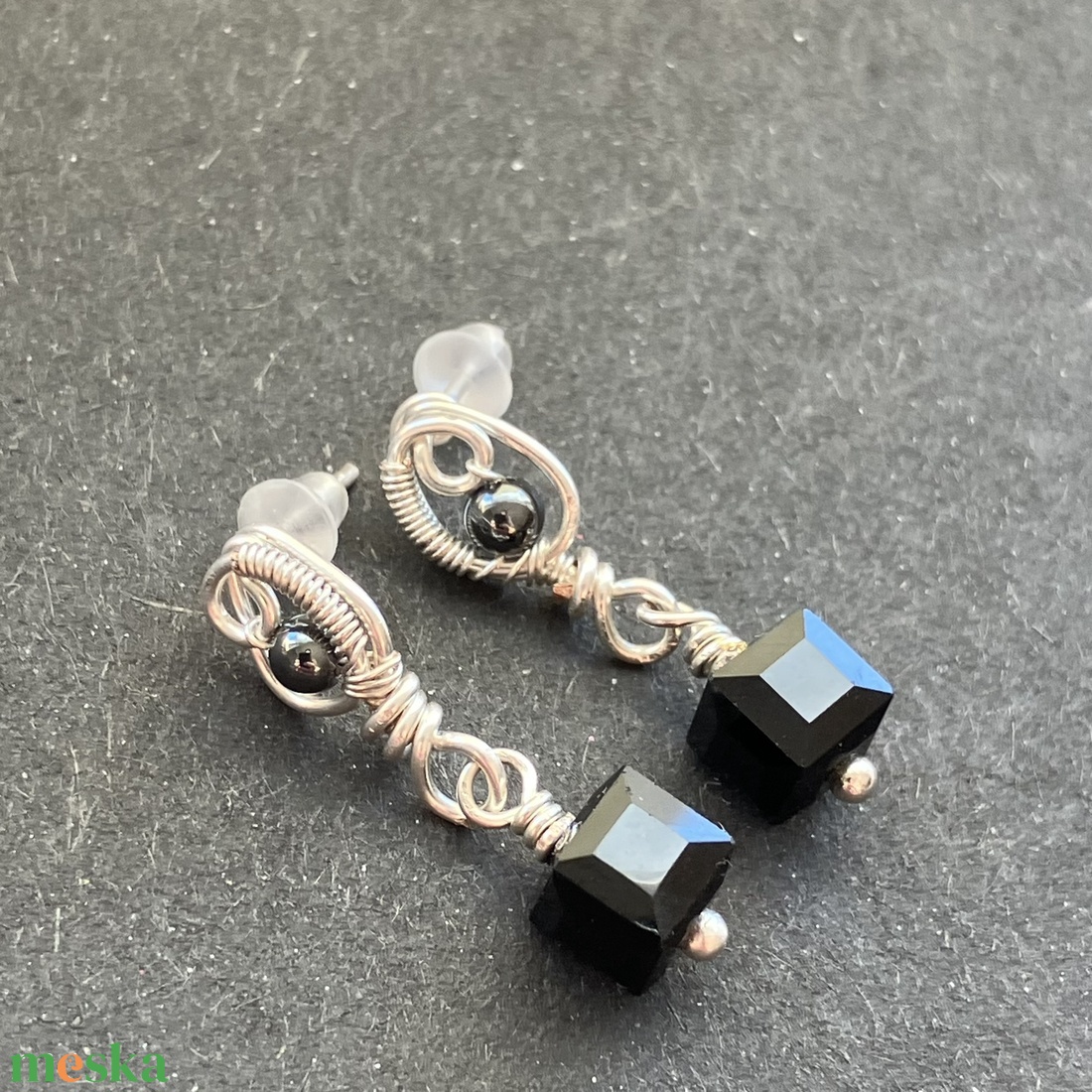 Ezüst és fekete pici bedugós fülbevaló - ékszer - fülbevaló - lógó fülbevaló - Meska.hu