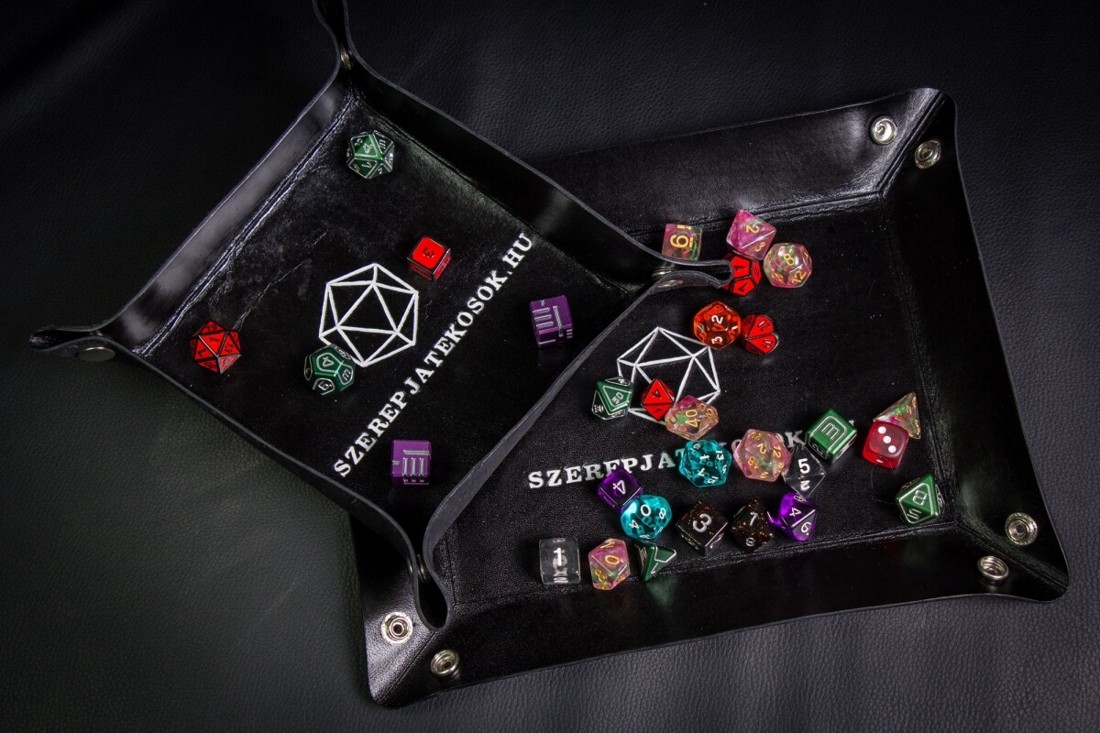 Szerepjatekosok.hu feliratú kockadobó tálca - játék & sport - táblajáték és kártyajáték - társasjátékok - dobókocka - Meska.hu
