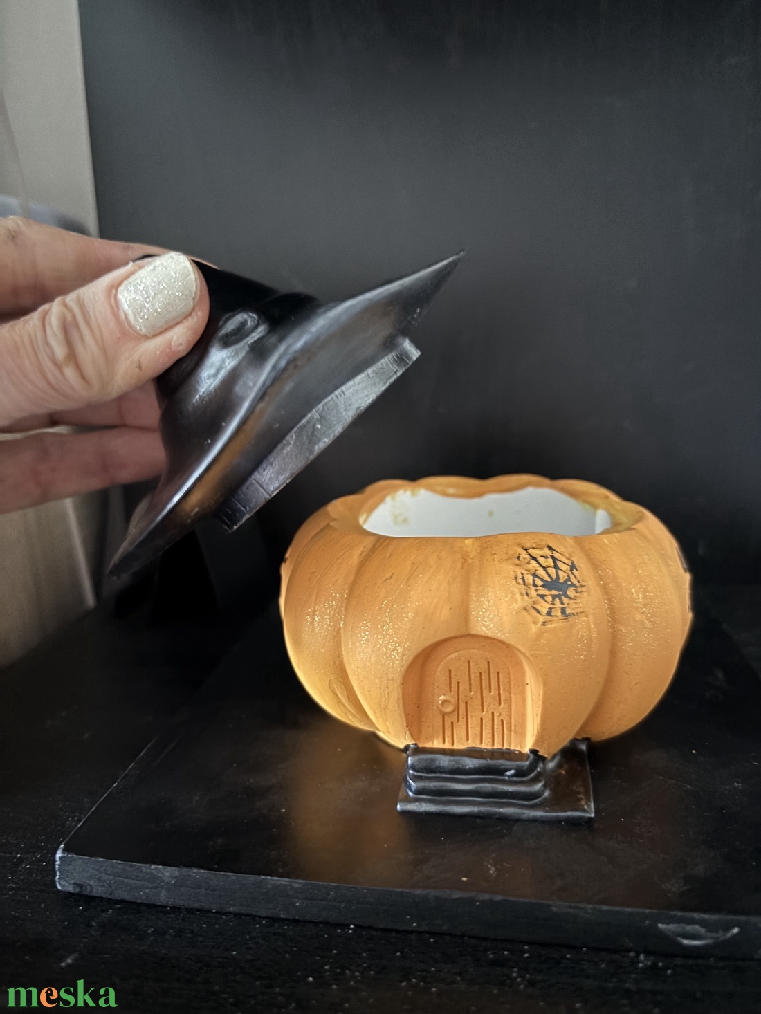 Boszorkánykalapos tökházikó  kézzel festett kerámia dekoráció - otthon & életmód - dekoráció - halloween - halloweeni dekoráció - Meska.hu