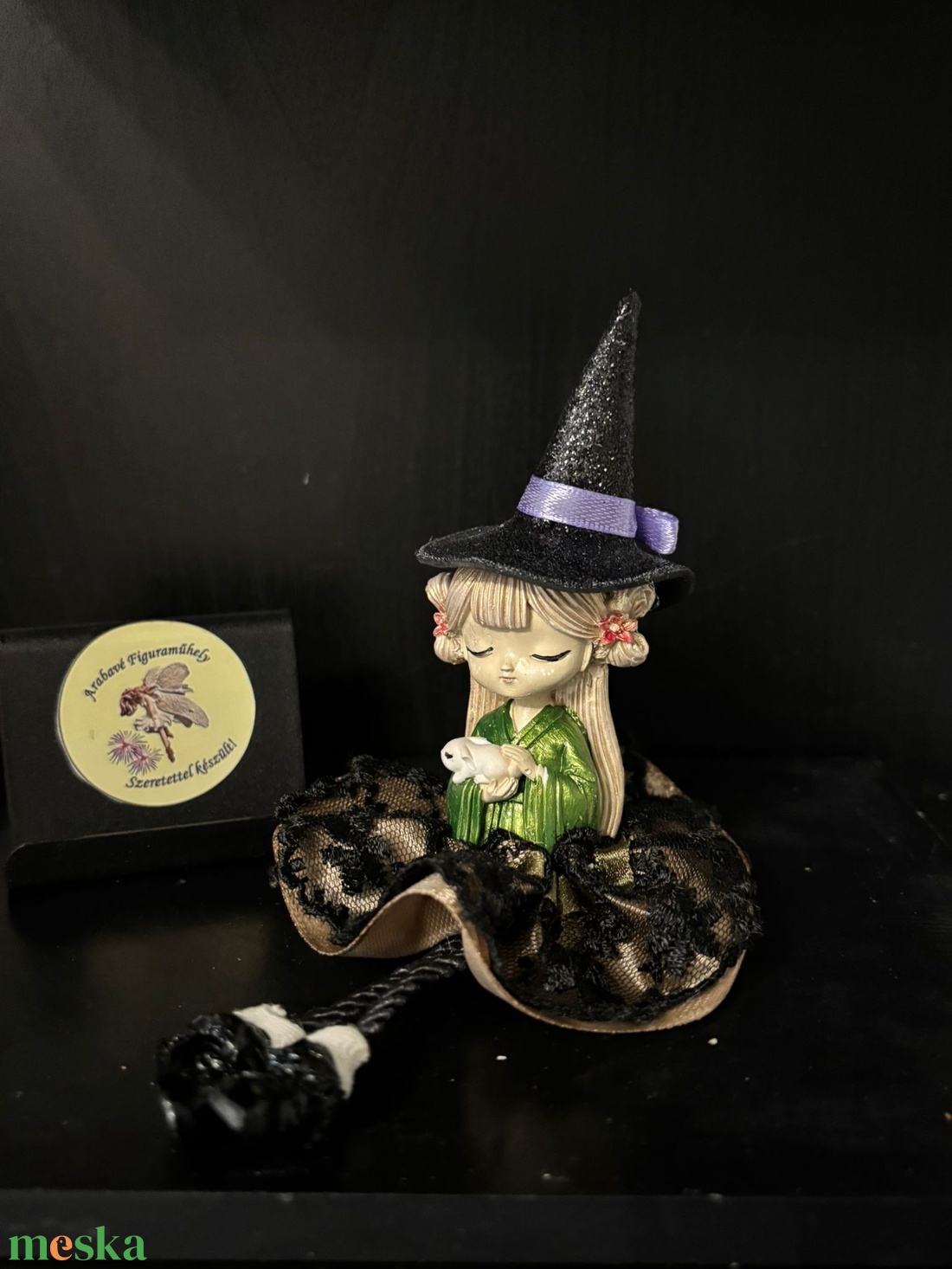 Ücsörgő lógó lábú boszi boszorka kézműves dekoráció - otthon & életmód - dekoráció - halloween - halloweeni dekoráció - Meska.hu Ücsörgő lógó lábú boszi boszorka kézműves dekoráció - otthon & életmód - dekoráció - halloween - halloweeni dekoráció - Meska.hu