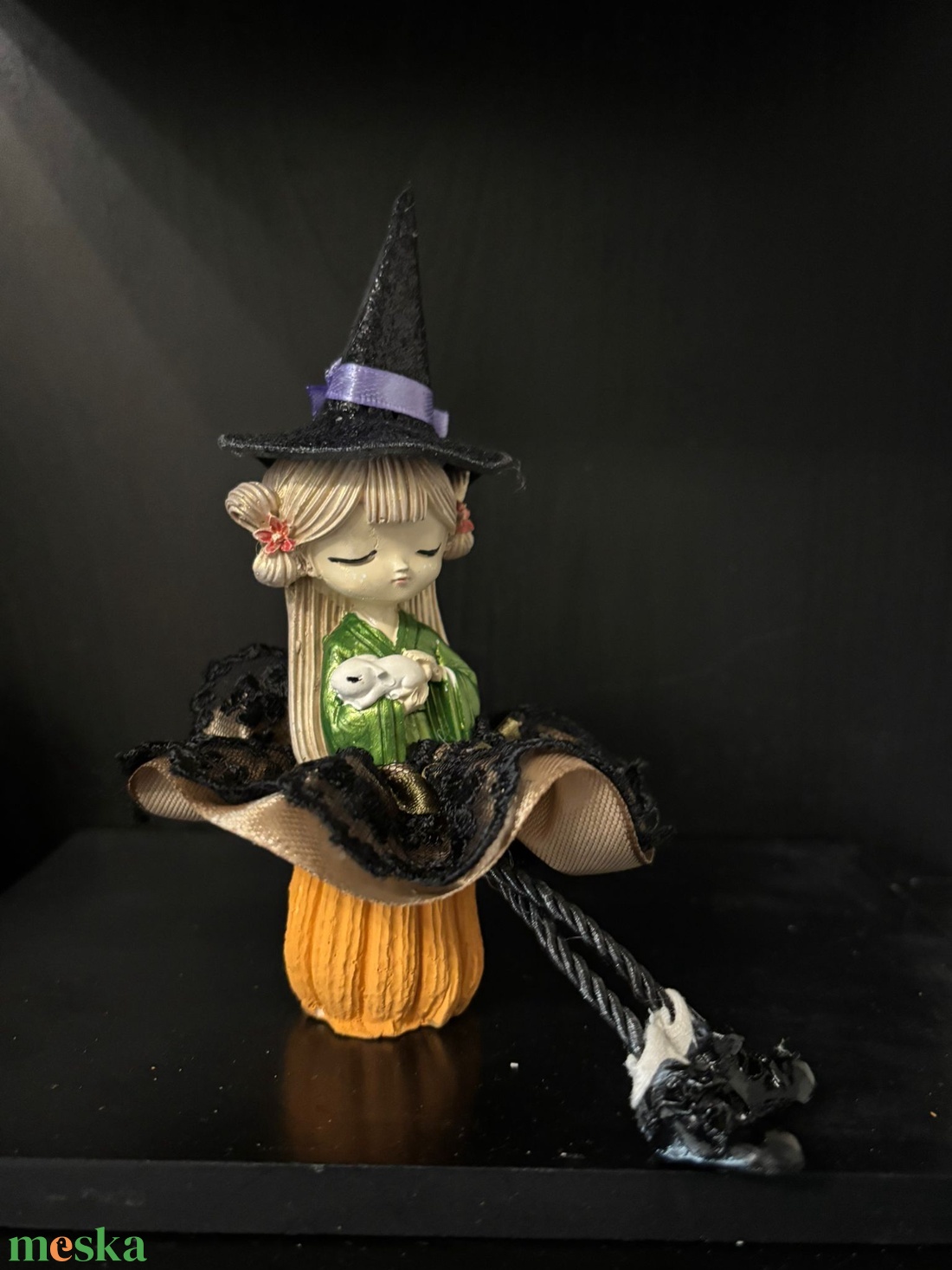 Ücsörgő lógó lábú boszi boszorka kézműves dekoráció - otthon & életmód - dekoráció - halloween - halloweeni dekoráció - Meska.hu Ücsörgő lógó lábú boszi boszorka kézműves dekoráció - otthon & életmód - dekoráció - halloween - halloweeni dekoráció - Meska.hu