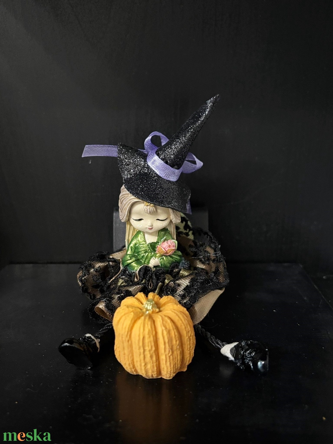 Ücsörgő lógó lábú boszi boszorka kézműves dekoráció - otthon & életmód - dekoráció - halloween - halloweeni dekoráció - Meska.hu