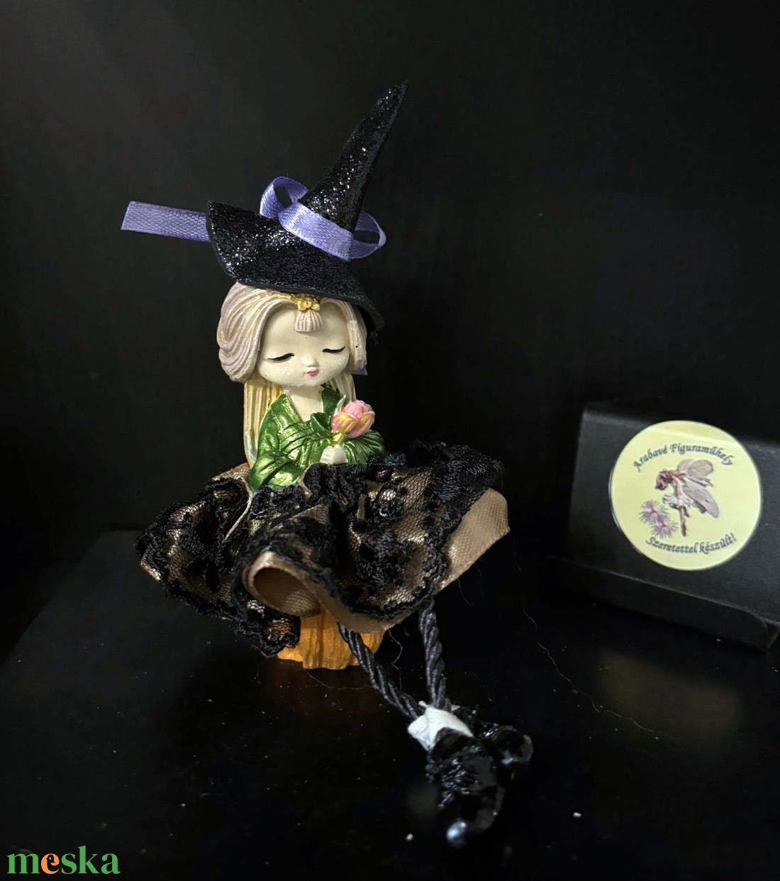 Ücsörgő lógó lábú boszi boszorka kézműves dekoráció - otthon & életmód - dekoráció - halloween - halloweeni dekoráció - Meska.hu
