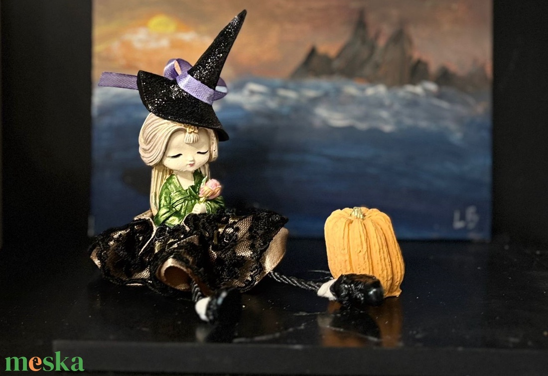 Ücsörgő lógó lábú boszi boszorka kézműves dekoráció - otthon & életmód - dekoráció - halloween - halloweeni dekoráció - Meska.hu