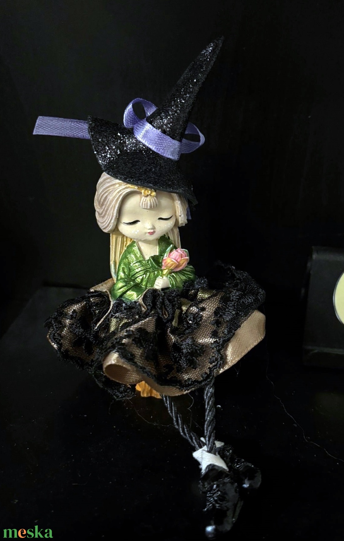 Ücsörgő lógó lábú boszi boszorka kézműves dekoráció - otthon & életmód - dekoráció - halloween - halloweeni dekoráció - Meska.hu