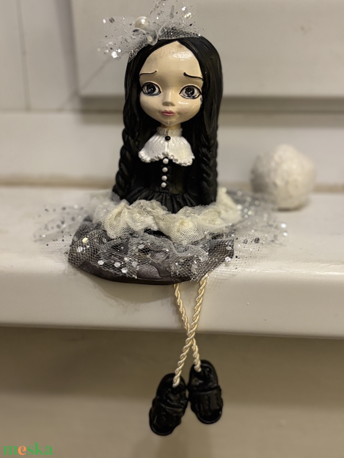 Wednesday lógó lábu kézműves félbaba - karácsony - karácsonyi lakásdekoráció - ünnepi asztaldekoráció - Meska.hu