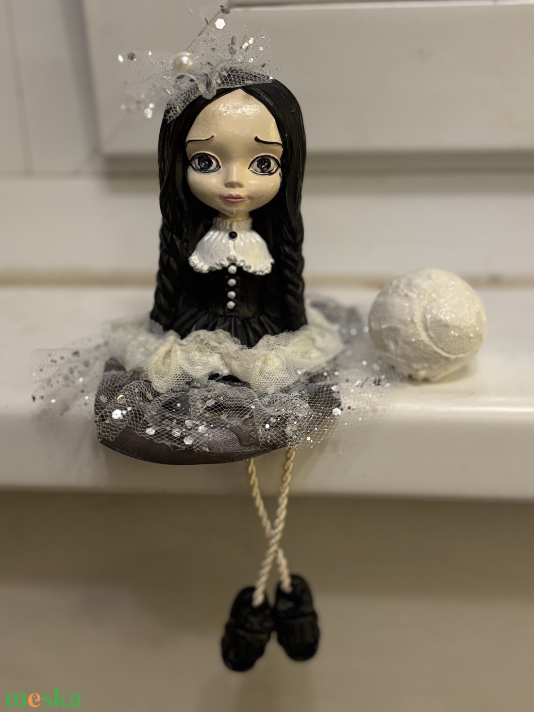 Wednesday lógó lábu kézműves félbaba - karácsony - karácsonyi lakásdekoráció - ünnepi asztaldekoráció - Meska.hu