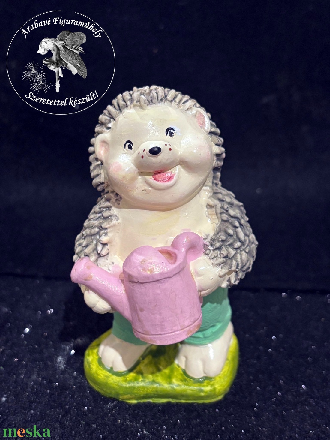 Sün Misi kertészkedik kézműves figura - kellékek & szerszámok - dekorációs kellékek - figurák - Meska.hu