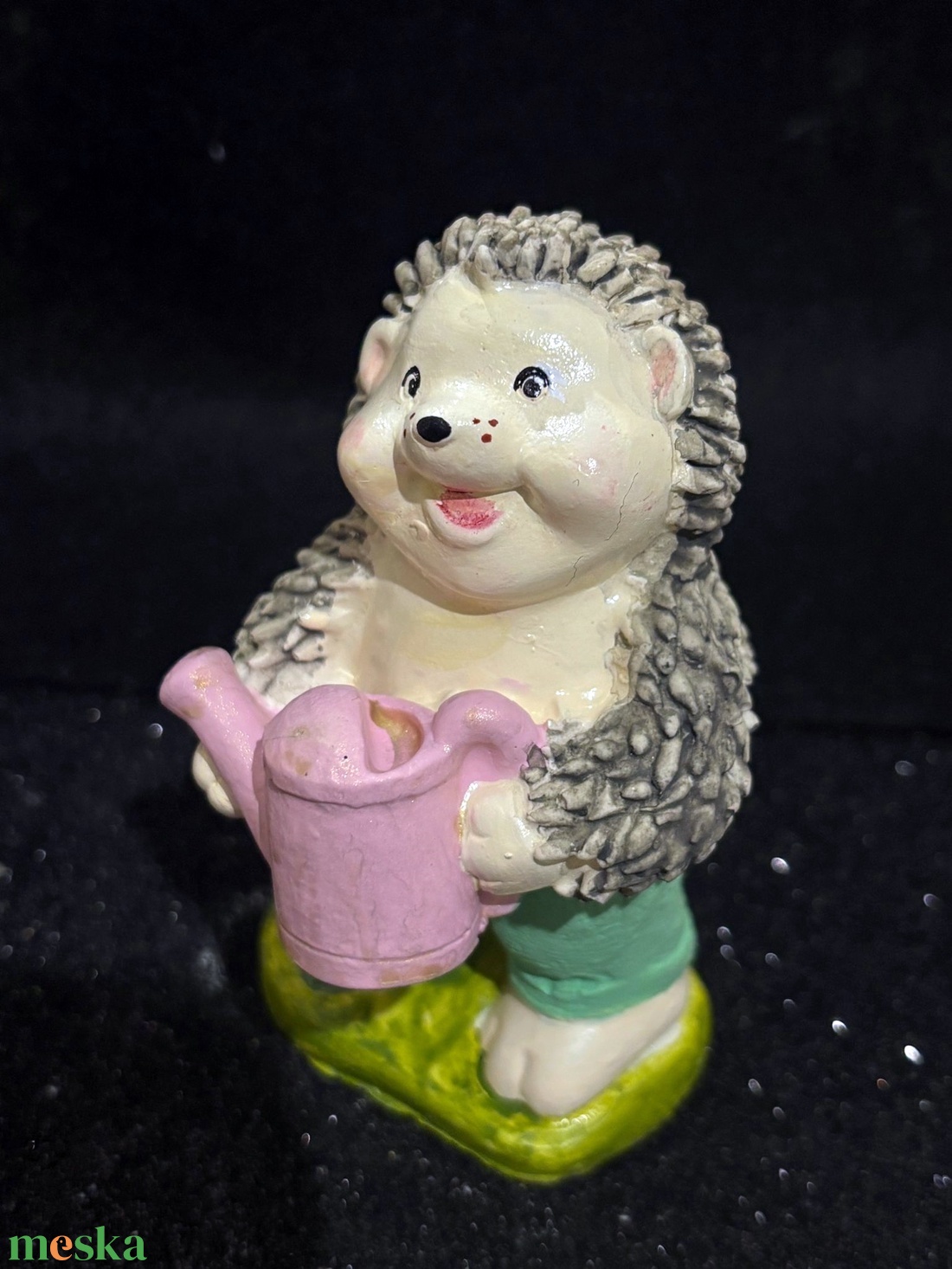 Sün Misi kertészkedik kézműves figura - kellékek & szerszámok - dekorációs kellékek - figurák - Meska.hu