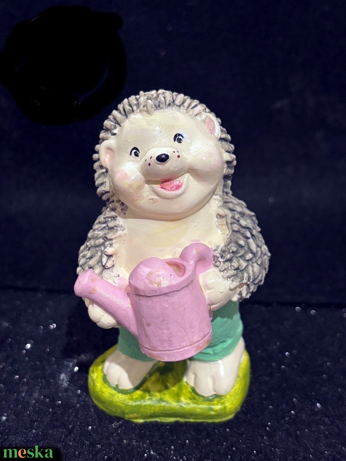 Sün Misi kertészkedik kézműves figura - kellékek & szerszámok - dekorációs kellékek - figurák - Meska.hu