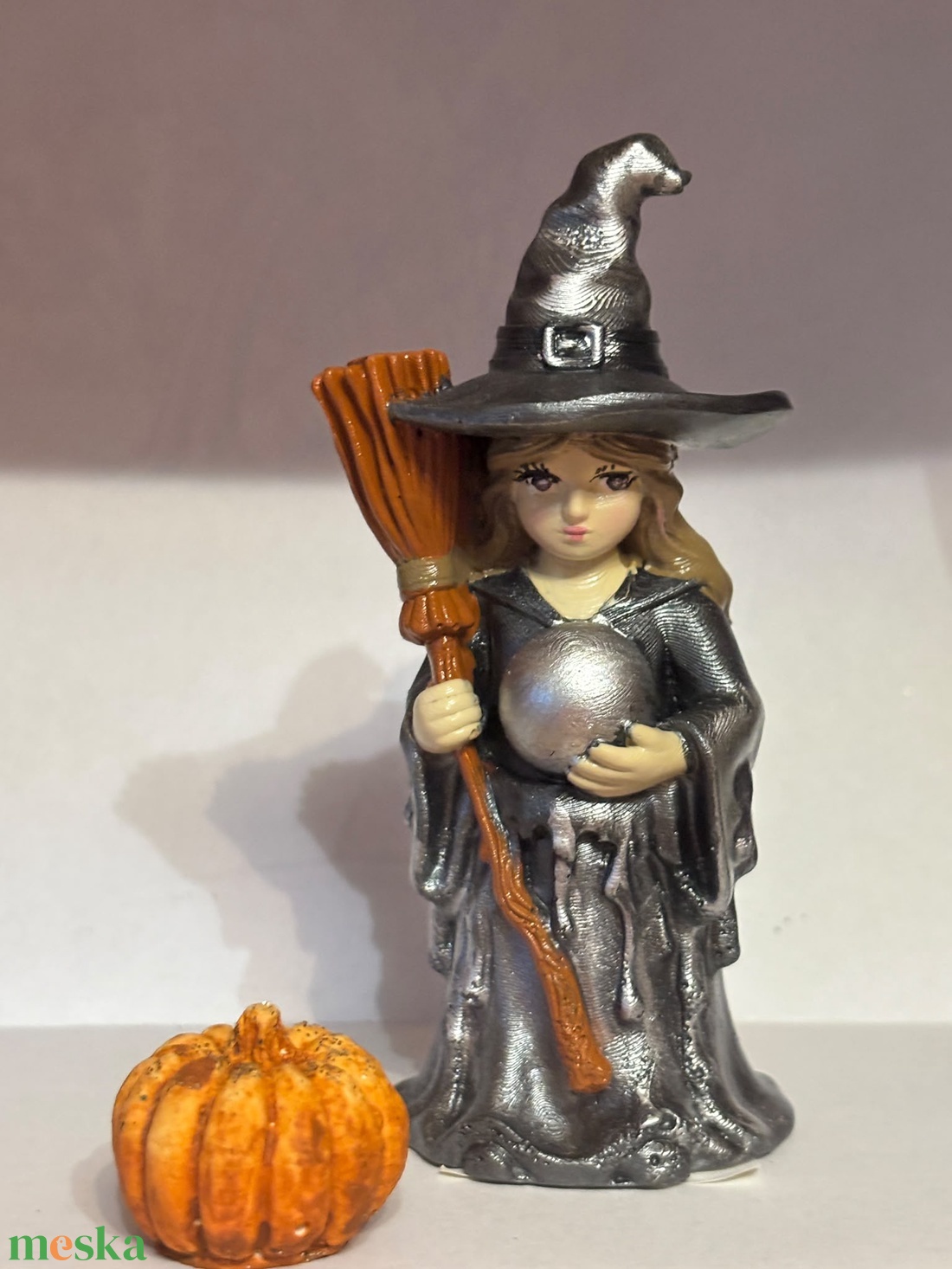 Halloween Boszorkány figura tökkel 10 cm  - otthon & életmód - dekoráció - halloween - halloweeni dekoráció - Meska.hu