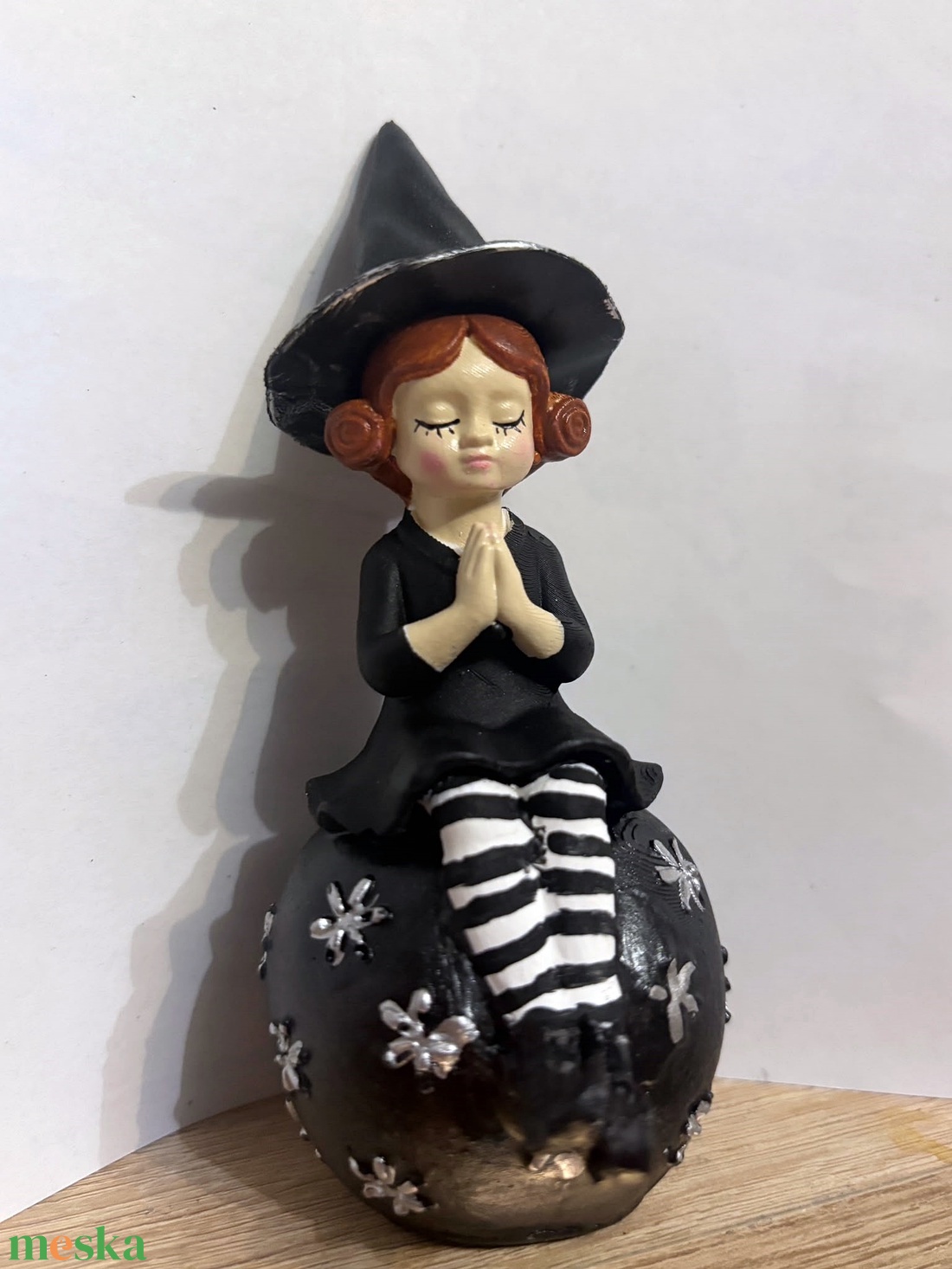 Gömbön ülő boszorkány kislány 11 cm - otthon & életmód - dekoráció - halloween - halloweeni asztaldísz - Meska.hu