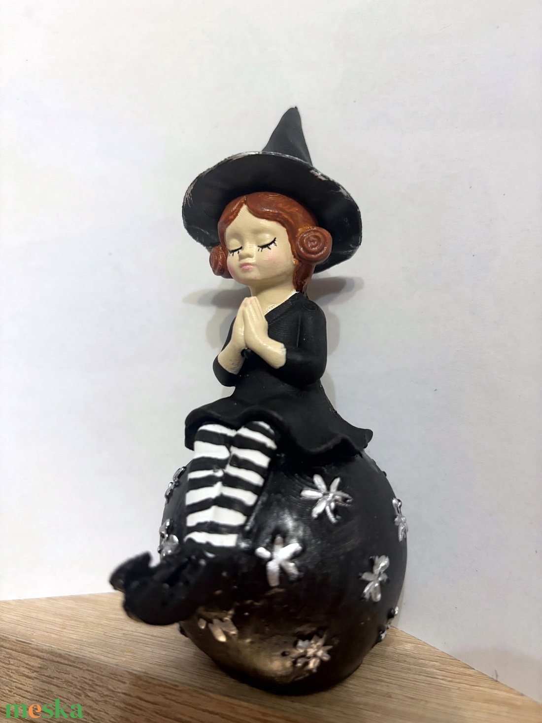 Gömbön ülő boszorkány kislány 11 cm - otthon & életmód - dekoráció - halloween - halloweeni asztaldísz - Meska.hu