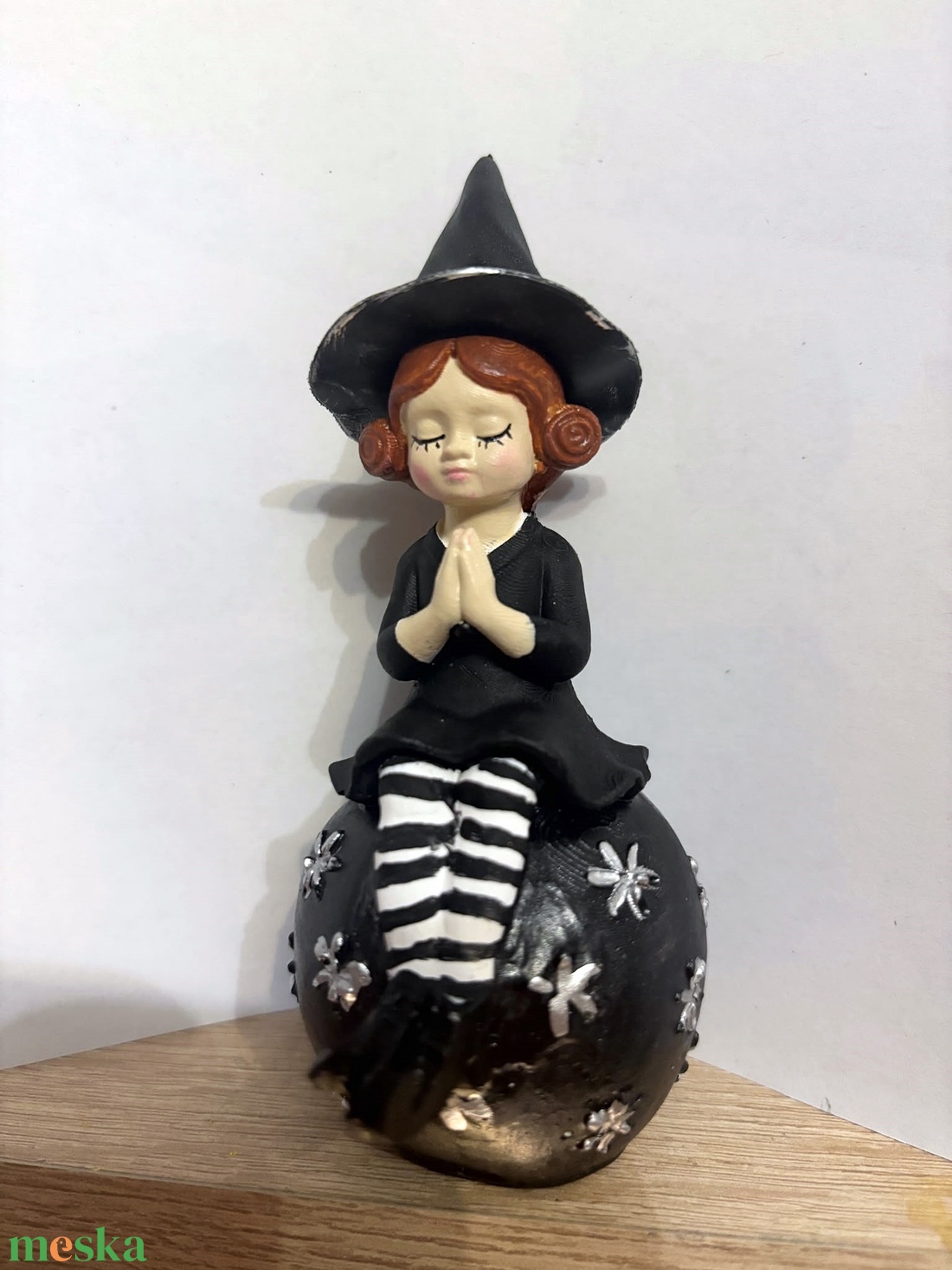 Gömbön ülő boszorkány kislány 11 cm - otthon & életmód - dekoráció - halloween - halloweeni asztaldísz - Meska.hu