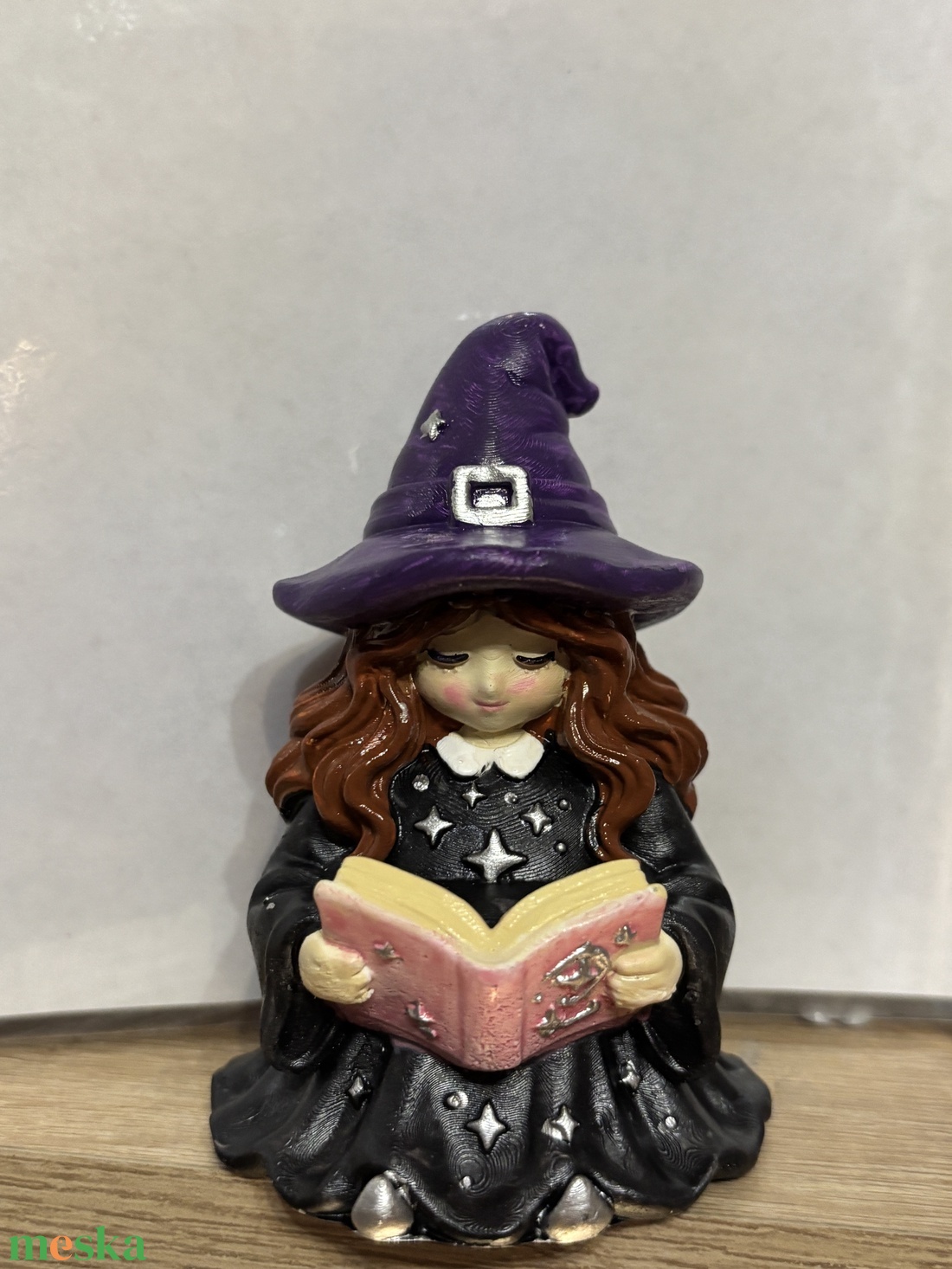 Varázskönyves boszorkány kislány 10 cm - otthon & életmód - dekoráció - halloween - halloweeni asztaldísz - Meska.hu