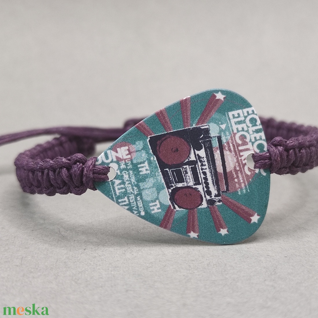 Mindörökké rock - Gitárpengetős makramé karkötő retro zenés mintával - ékszer - karkötő - karkötő medállal - Meska.hu Mindörökké rock - Gitárpengetős makramé karkötő retro zenés mintával - ékszer - karkötő - karkötő medállal - Meska.hu