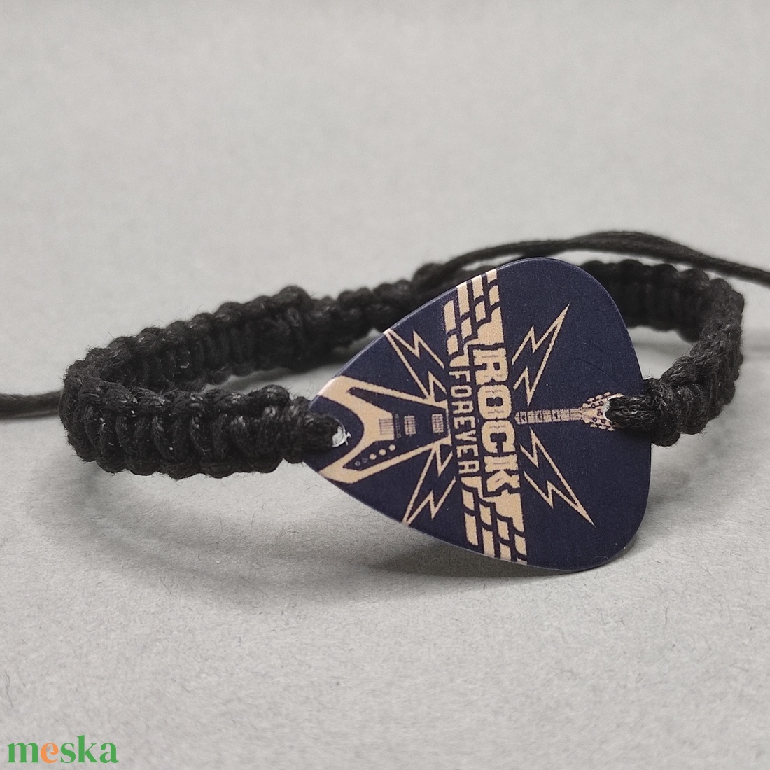 Mindörökké rock - Gitár motívumos gitárpengetős makramé karkötő - ékszer - karkötő - karkötő medállal - Meska.hu Mindörökké rock - Gitár motívumos gitárpengetős makramé karkötő - ékszer - karkötő - karkötő medállal - Meska.hu