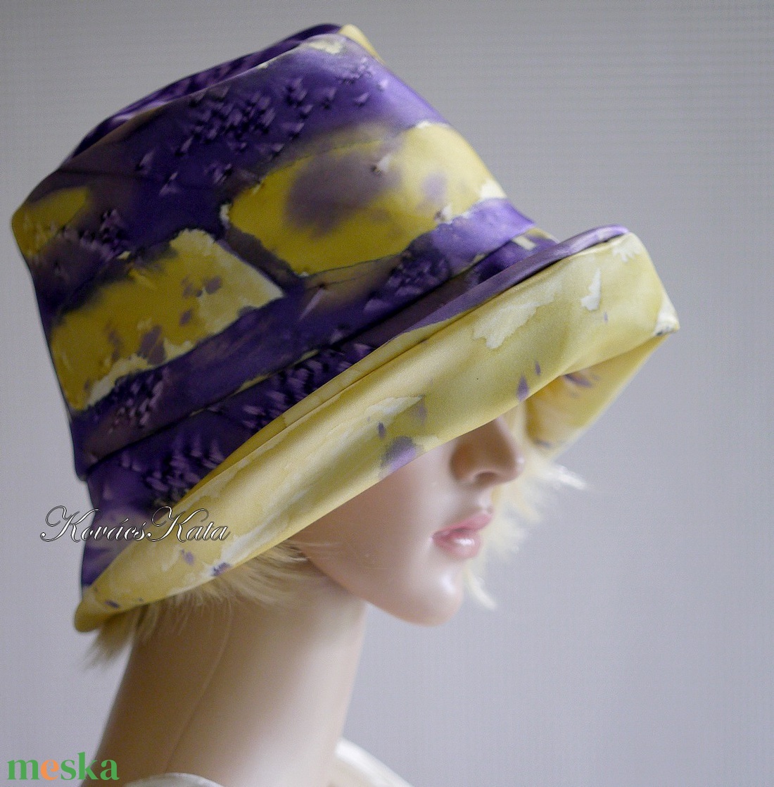 DERBY-LUX - exkluzív kézzel festett selyem düsessz kalap / lila, sárga - ruha & divat - sál, sapka, kendő - kalap - Meska.hu