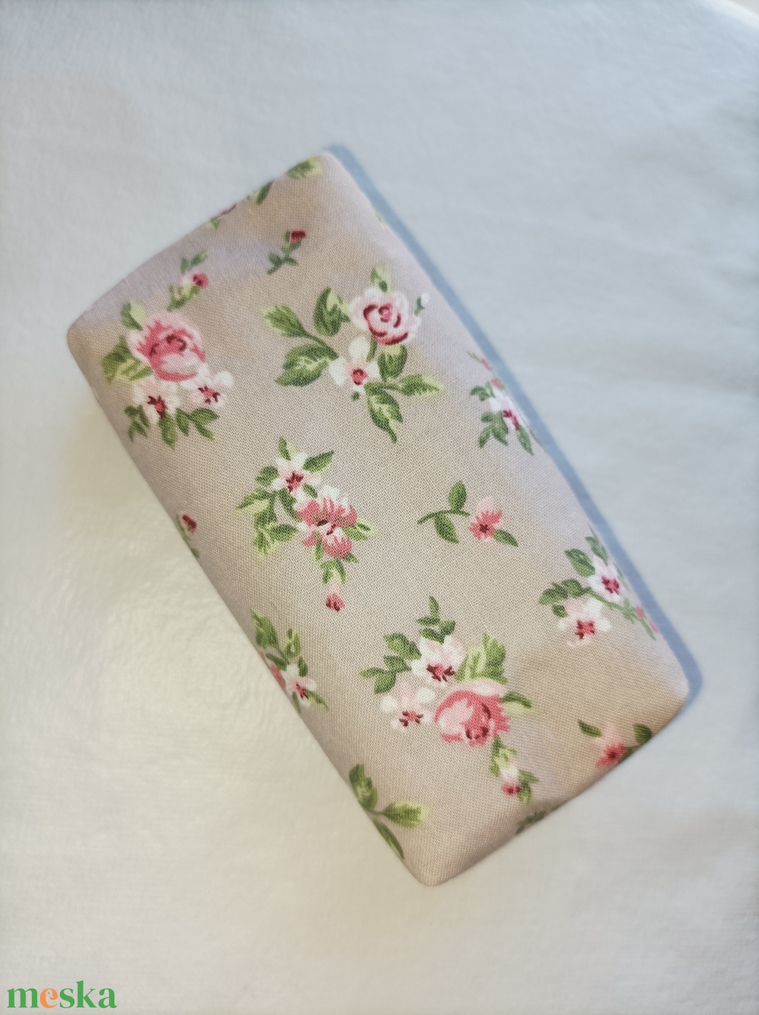 Rózsás-romantikus-bélelt papírzsebkendő tartó - táska & tok - pénztárca & más tok - zsebkendőtartó tok - Meska.hu