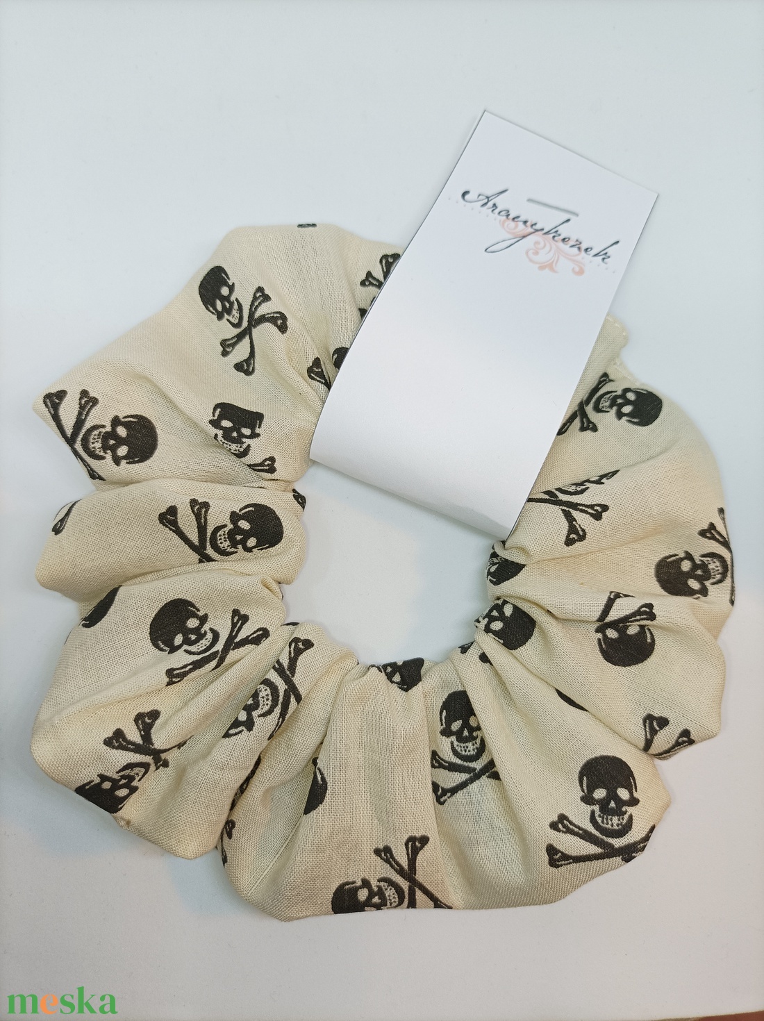 Beige koponyás scrunchie-textil hajgumi L méretben - ruha & divat - hajdísz & hajcsat - hajgumi - Meska.hu Beige koponyás scrunchie-textil hajgumi L méretben - ruha & divat - hajdísz & hajcsat - hajgumi - Meska.hu