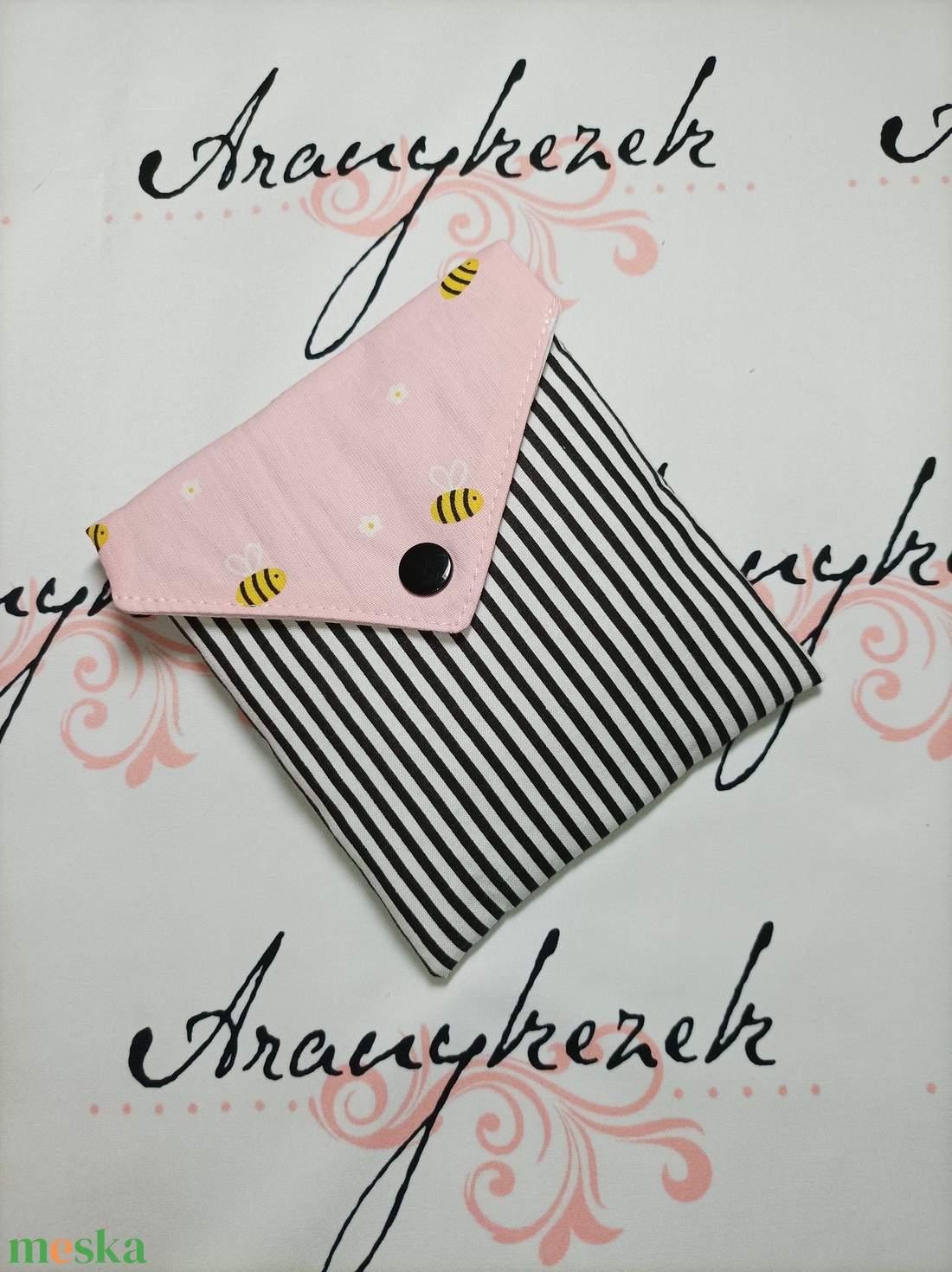 Méhecskés-rózsaszín-pink-arctisztítókorong csomag 8db+neszesszer - szépségápolás - arcápolás - arctisztító korong - Meska.hu Méhecskés-rózsaszín-pink-arctisztítókorong csomag 8db+neszesszer - szépségápolás - arcápolás - arctisztító korong - Meska.hu