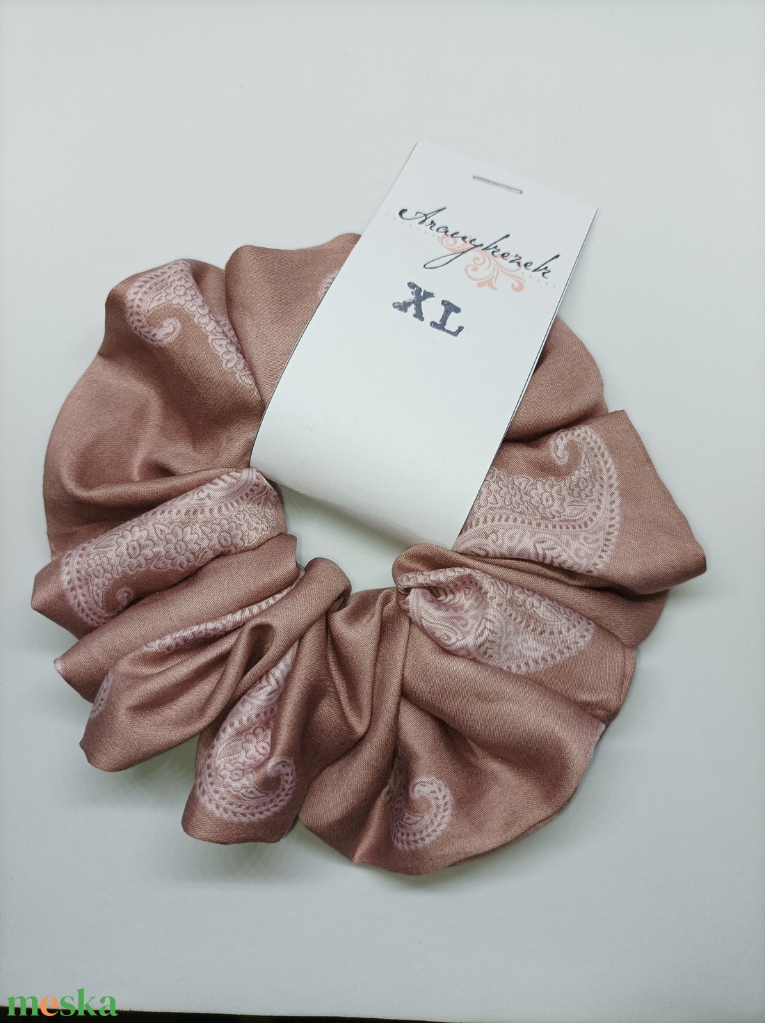 Púder színű-kasmír mintás-pamutszatén-csodálatos scrunchie-textil hajgumi XL méretben - ruha & divat - hajdísz & hajcsat - hajgumi - Meska.hu Púder színű-kasmír mintás-pamutszatén-csodálatos scrunchie-textil hajgumi XL méretben - ruha & divat - hajdísz & hajcsat - hajgumi - Meska.hu