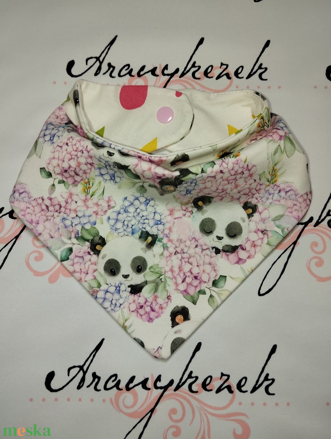 Pandák a hortenziák között-nyálkendő - ruha & divat - babaruha & gyerekruha - előke & nyálkendő - Meska.hu
