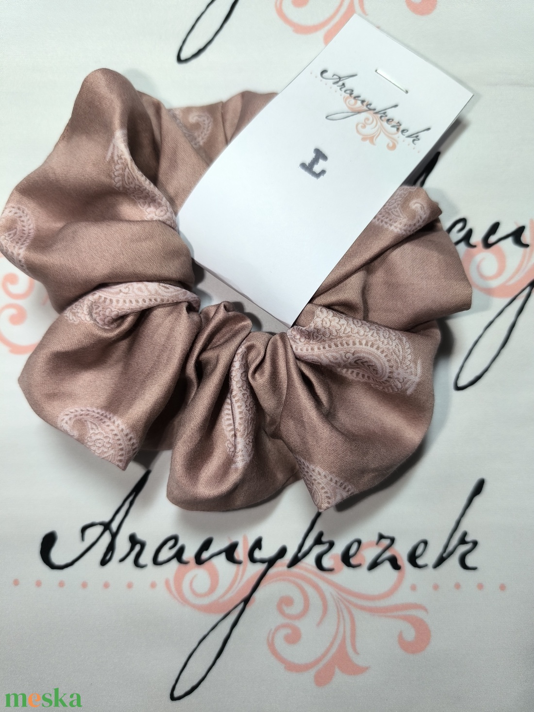 Púder színű-kasmír mintás-pamutszatén-csodálatos scrunchie-textil hajgumi XL méretben - ruha & divat - hajdísz & hajcsat - hajgumi - Meska.hu Púder színű-kasmír mintás-pamutszatén-csodálatos scrunchie-textil hajgumi XL méretben - ruha & divat - hajdísz & hajcsat - hajgumi - Meska.hu