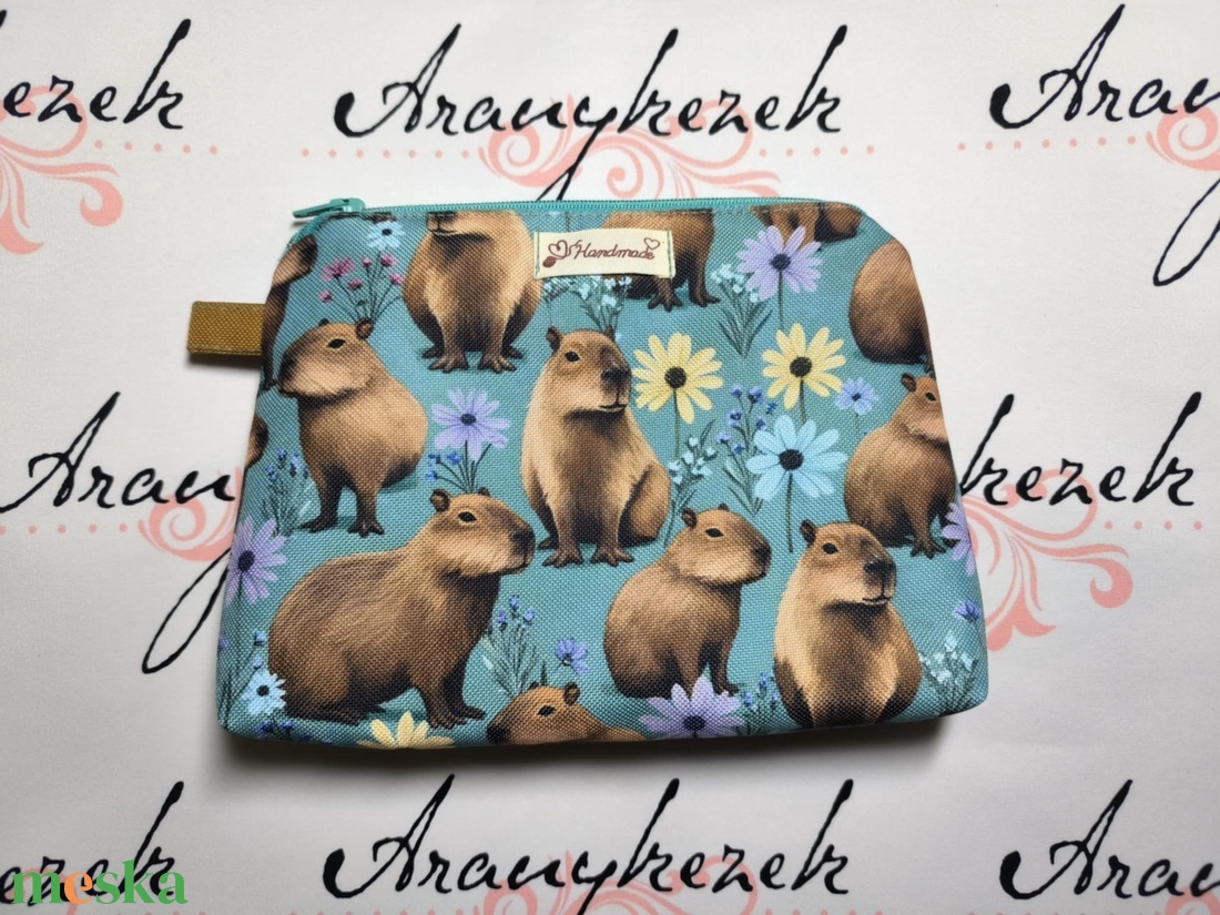 Cuki capybara virágok között -neszesszer L méretben  - táska & tok - neszesszer - Meska.hu