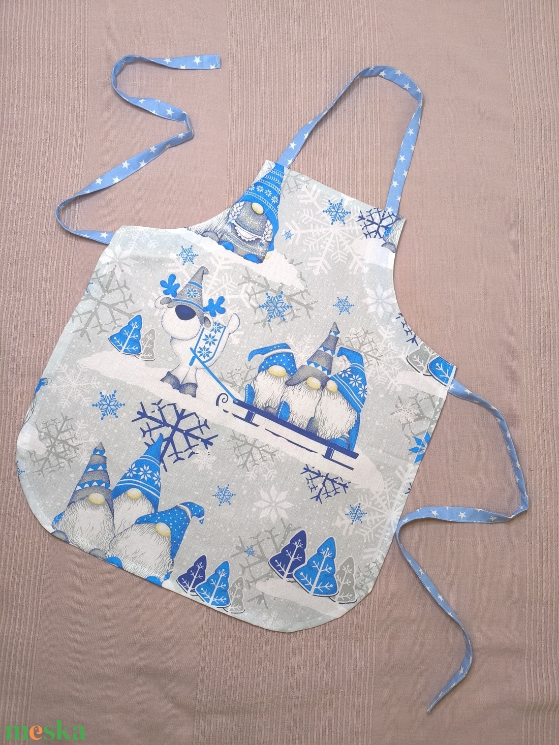 Kötény ovisoknak-Karácsonyi manók rénszarvas szánon - otthon & életmód - konyhafelszerelés, tálalás - konyhai textil - kötény - Meska.hu