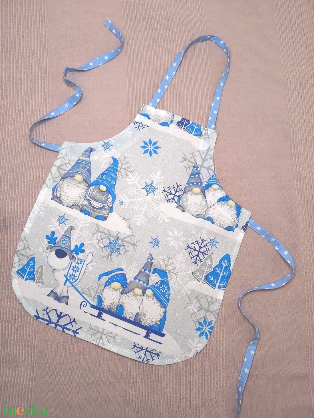 Kötény ovisoknak-Karácsonyi manók rénszarvas szánon - otthon & életmód - konyhafelszerelés, tálalás - konyhai textil - kötény - Meska.hu