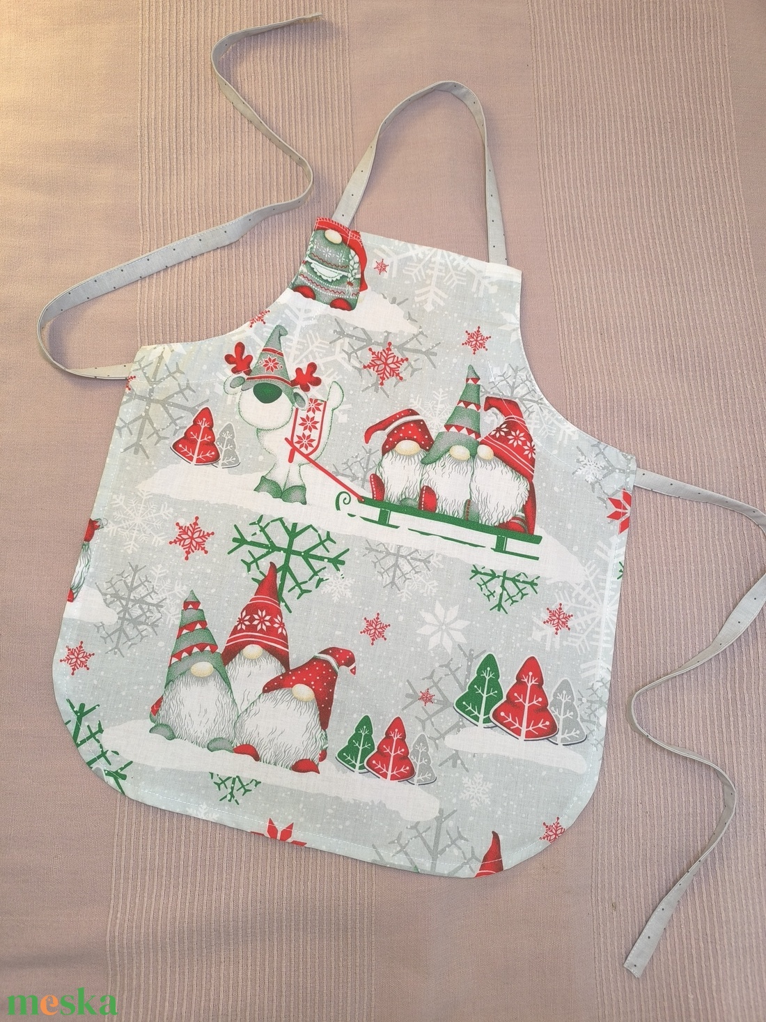 Kötény ovisoknak-Karácsonyi manók rénszarvas szánon - otthon & életmód - konyhafelszerelés, tálalás - konyhai textil - kötény - Meska.hu